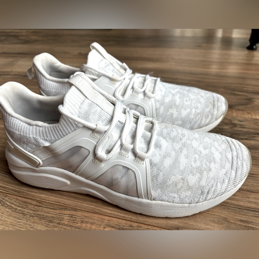 Women’s shoes FABLETICS size 9 white